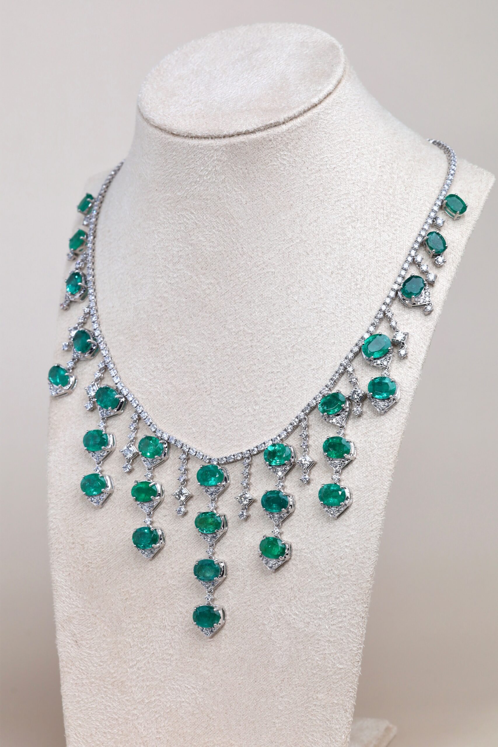 54.15 Carat Zambian Emerald and Diamond Necklace in 18K White Gold - Image 7