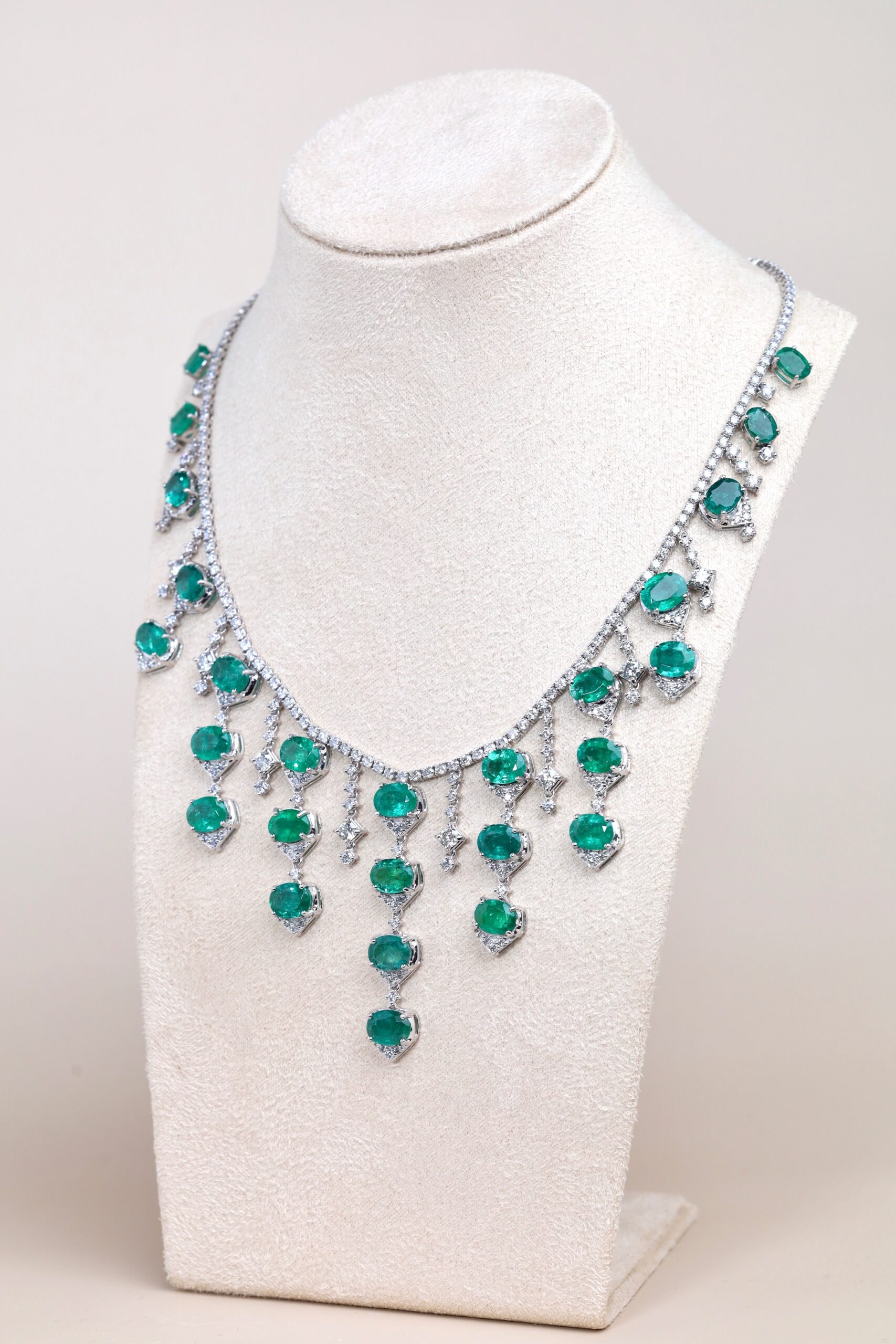 54.15 Carat Zambian Emerald and Diamond Necklace in 18K White Gold - Image 8