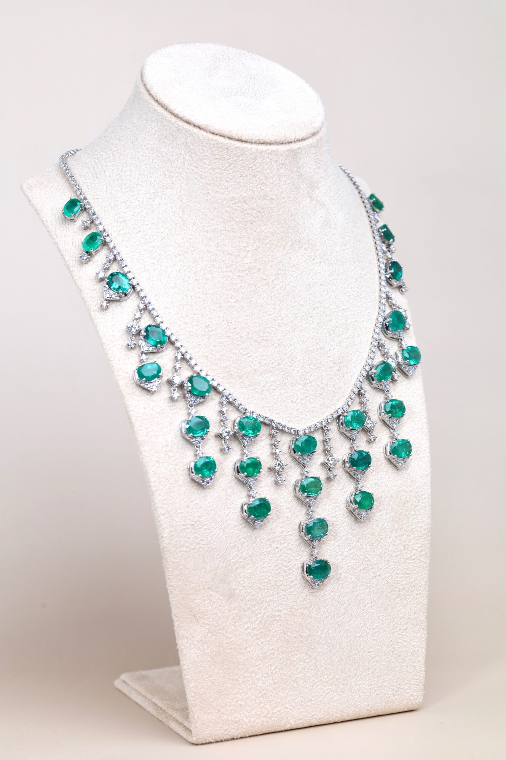 54.15 Carat Zambian Emerald and Diamond Necklace in 18K White Gold - Image 9