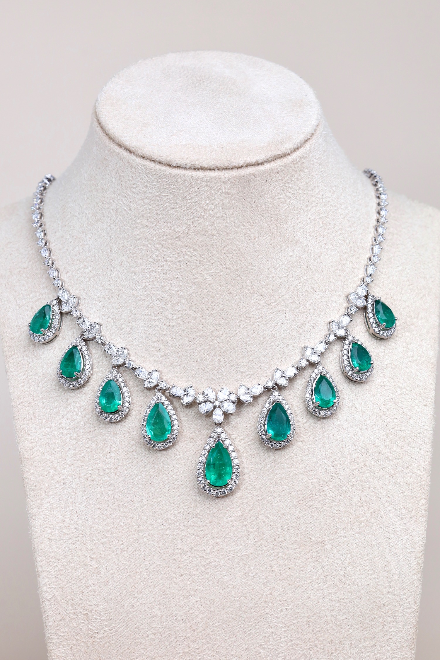 18.86 Carat Zambian Emerald and Diamond Necklace in 18K White Gold - Image 5