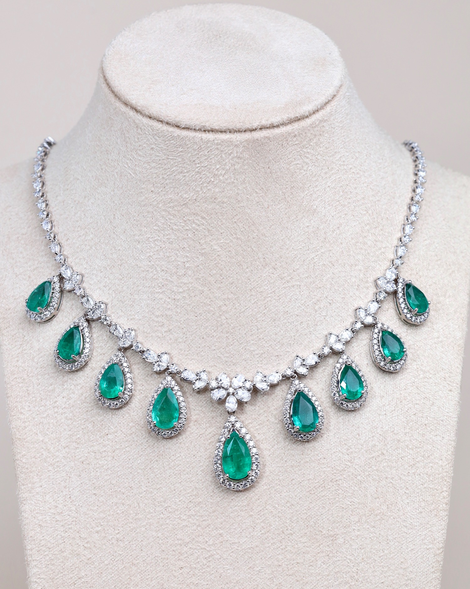 18.86 Carat Zambian Emerald and Diamond Necklace in 18K White Gold - Image 6