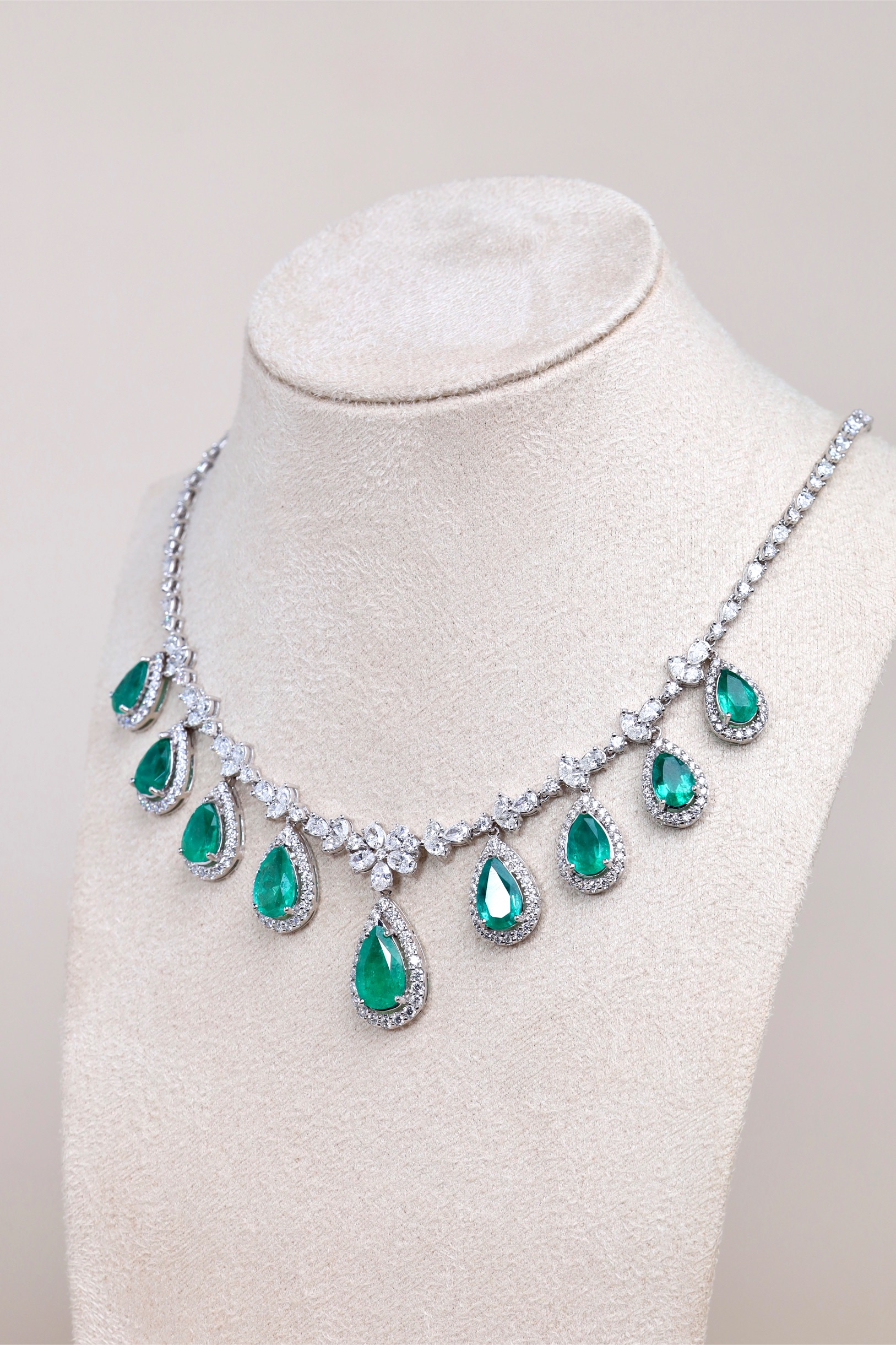 18.86 Carat Zambian Emerald and Diamond Necklace in 18K White Gold - Image 3