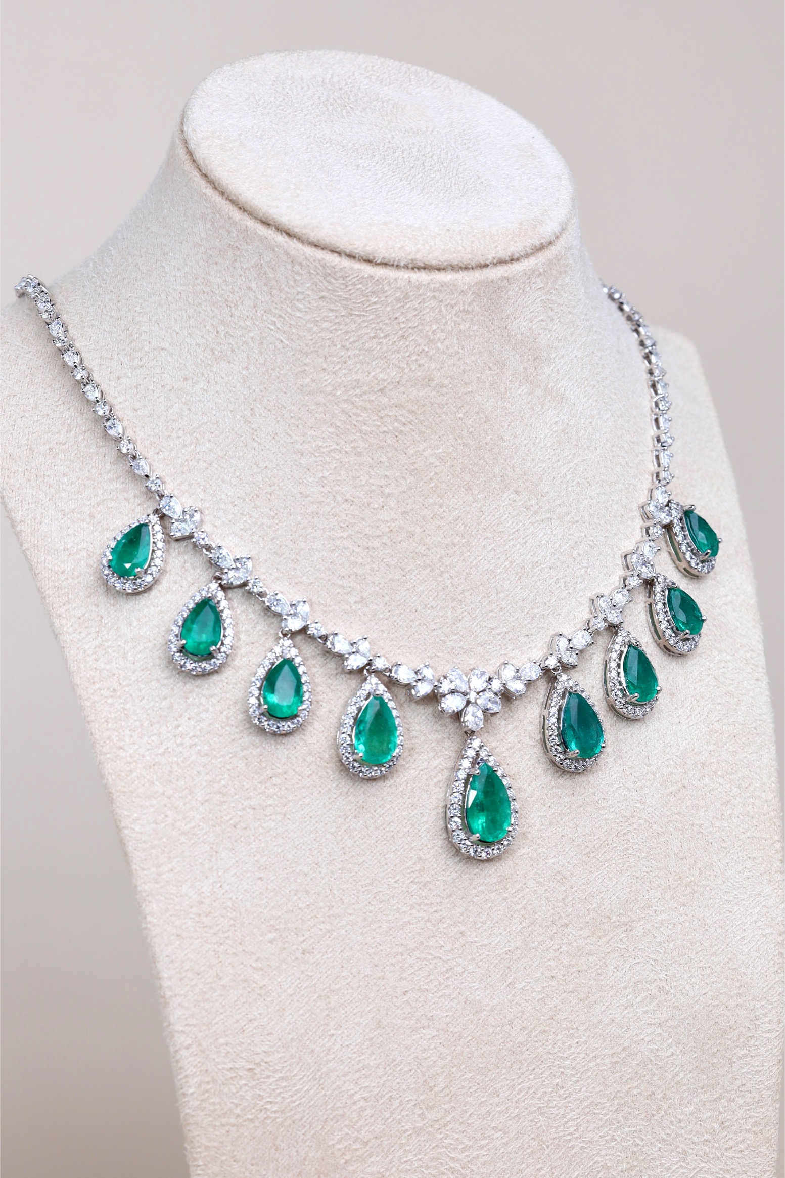 18.86 Carat Zambian Emerald and Diamond Necklace in 18K White Gold - Image 2