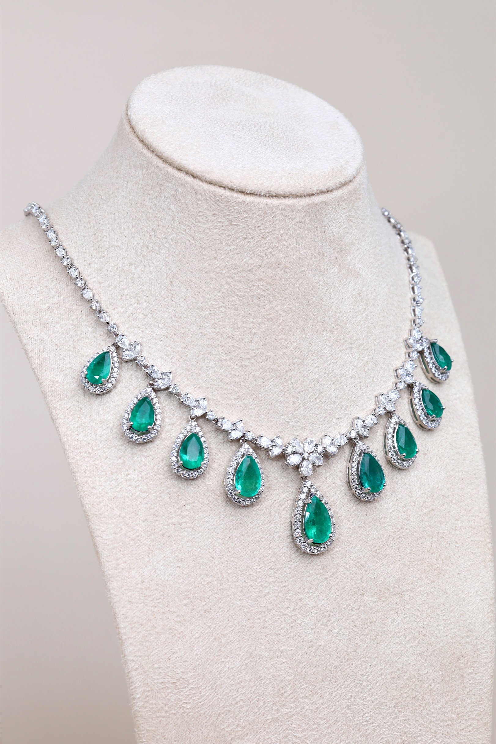18.86 Carat Zambian Emerald and Diamond Necklace in 18K White Gold - Image 7