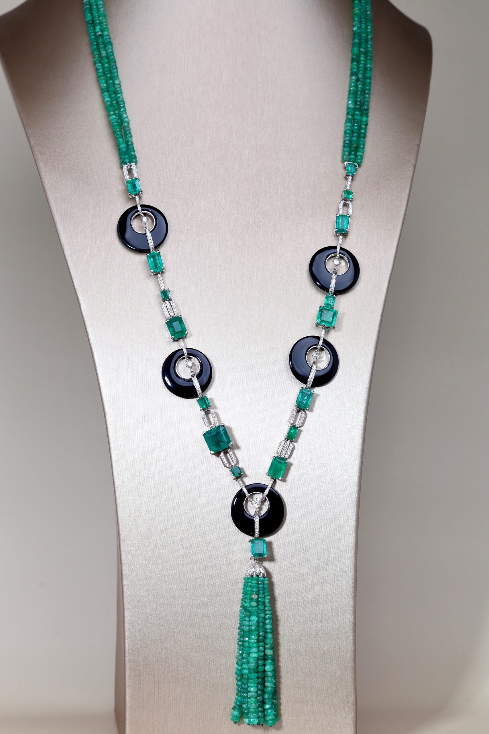 Art Deco Emerald and Diamond Long Necklace in 18K White Gold - Image 3