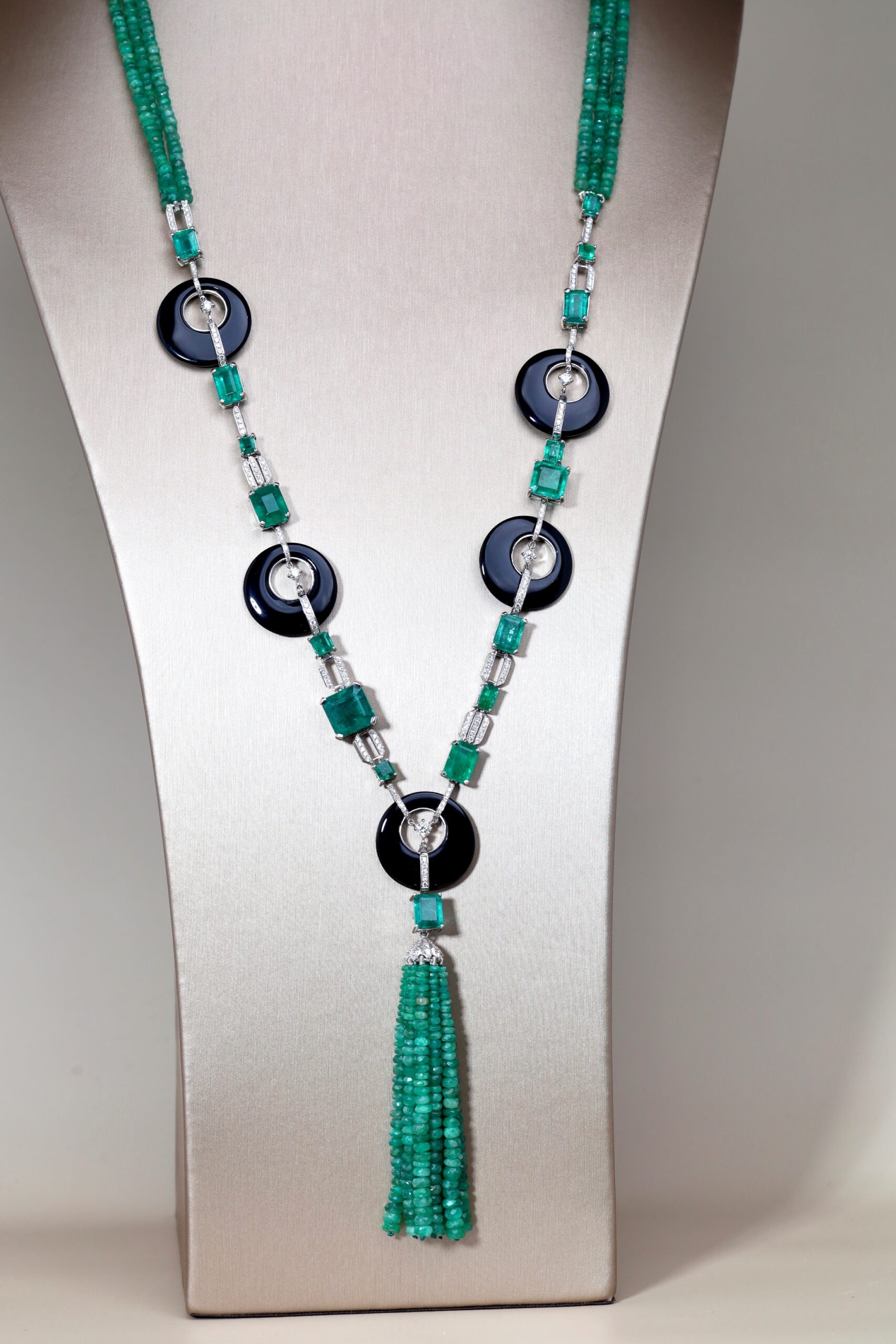 Art Deco Emerald and Diamond Long Necklace in 18K White Gold - Image 6