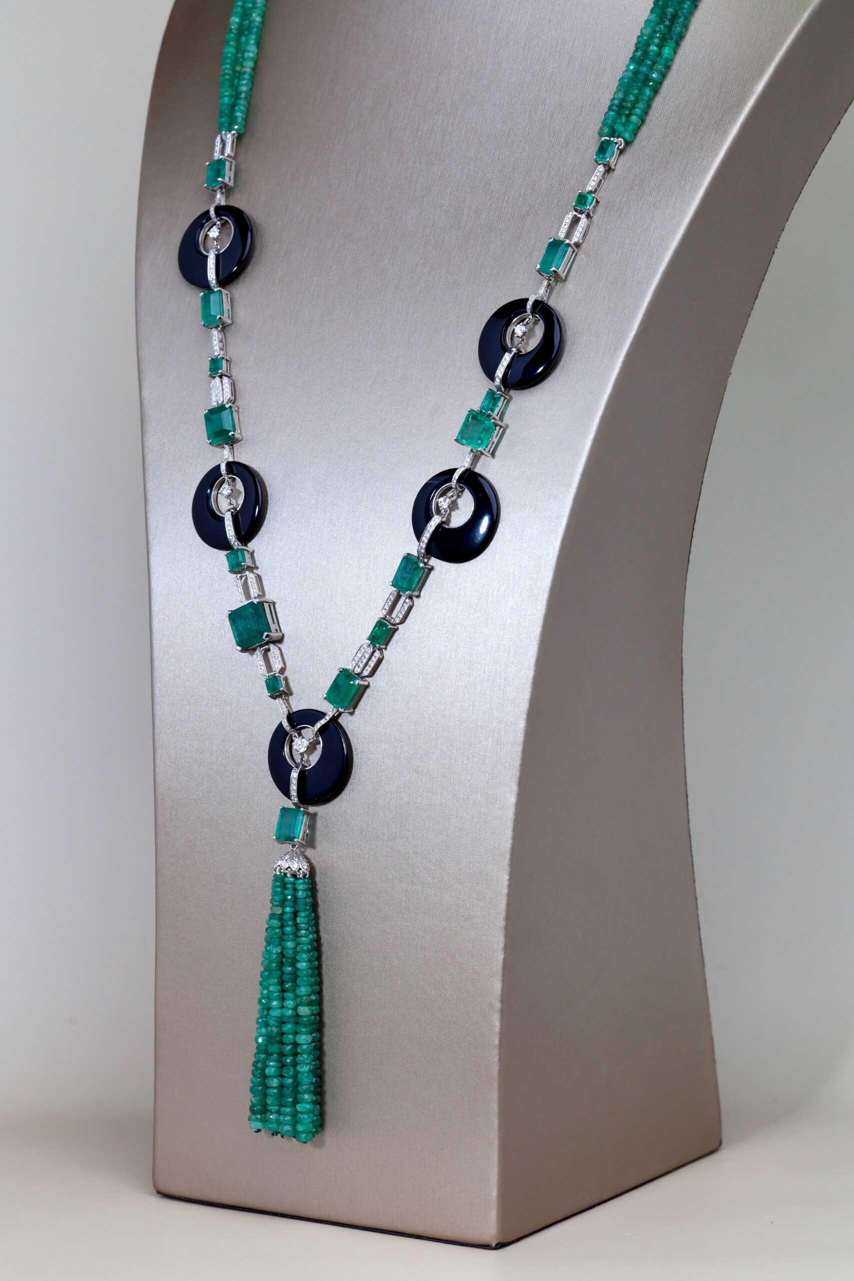 Art Deco Emerald and Diamond Long Necklace in 18K White Gold - Image 7