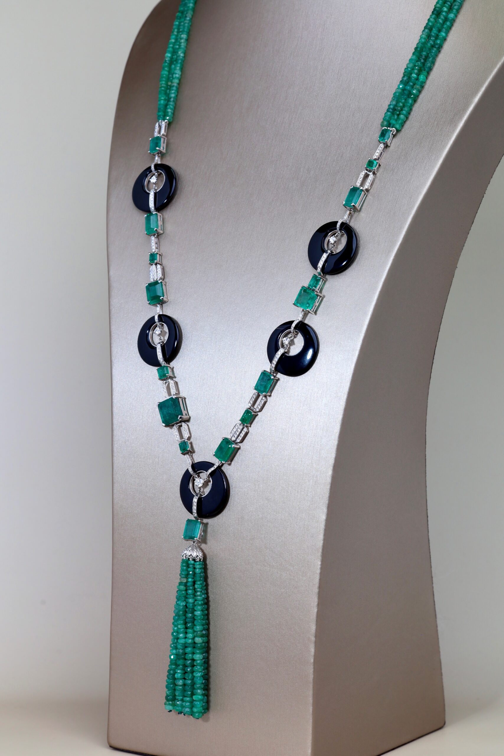 Art Deco Emerald and Diamond Long Necklace in 18K White Gold - Image 2