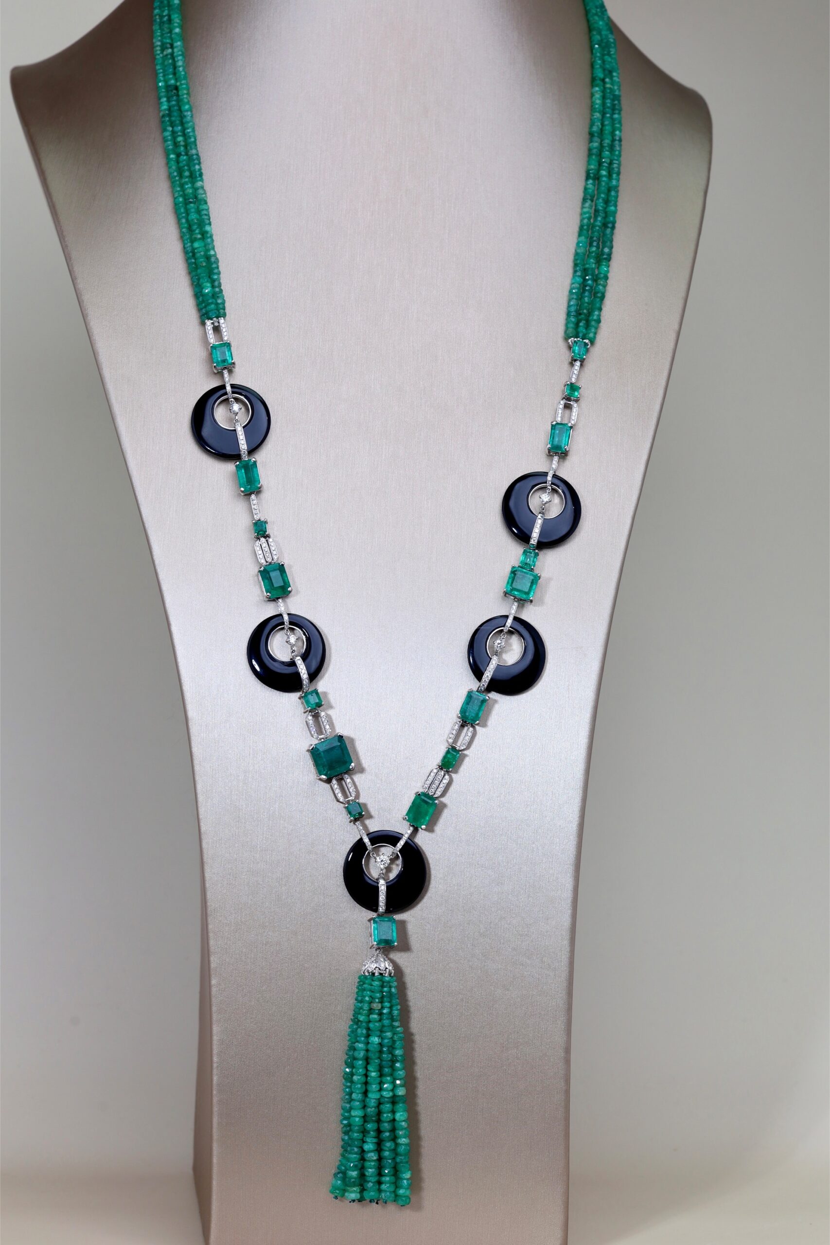 Art Deco Emerald and Diamond Long Necklace in 18K White Gold - Image 8