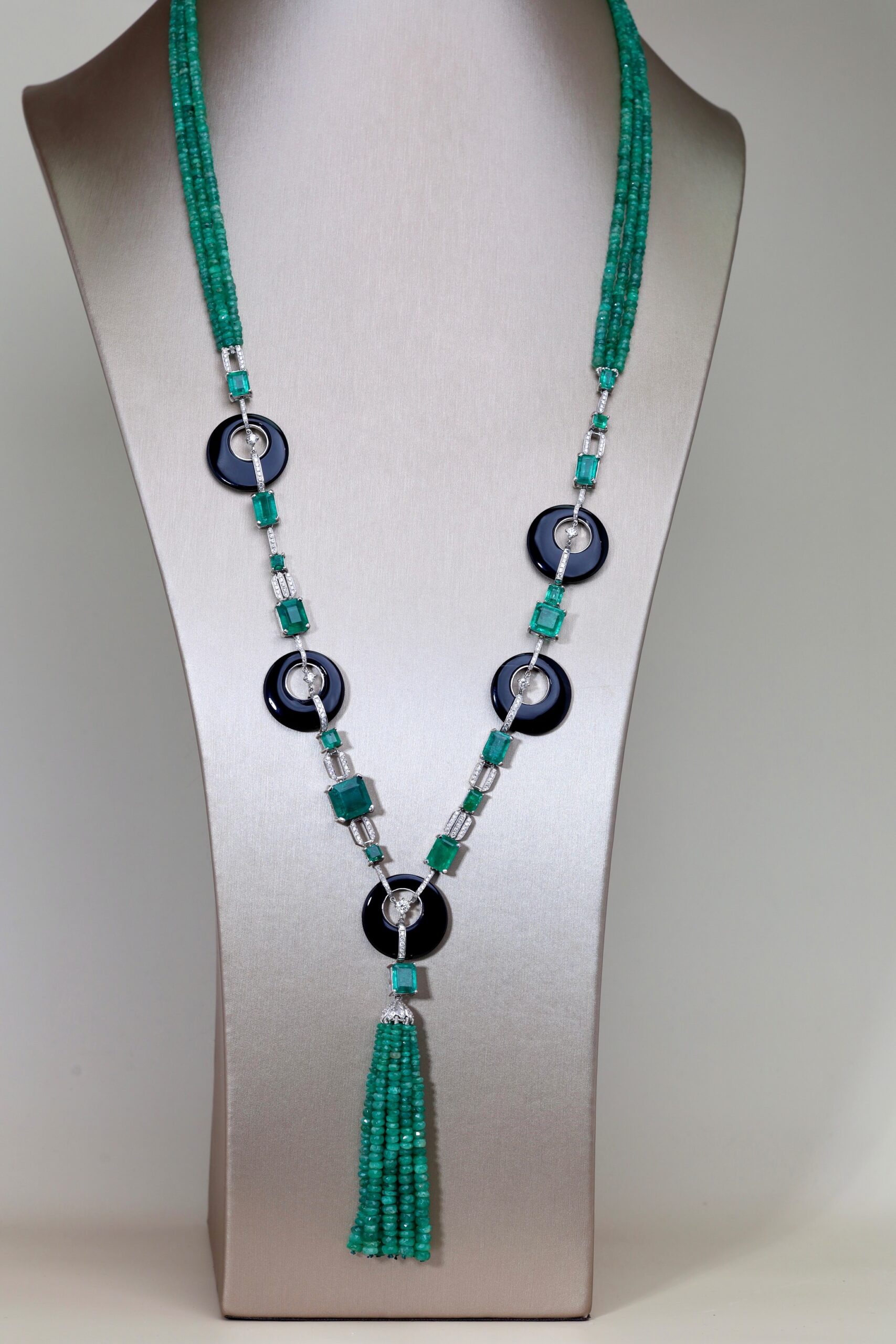 Art Deco Emerald and Diamond Long Necklace in 18K White Gold - Image 9