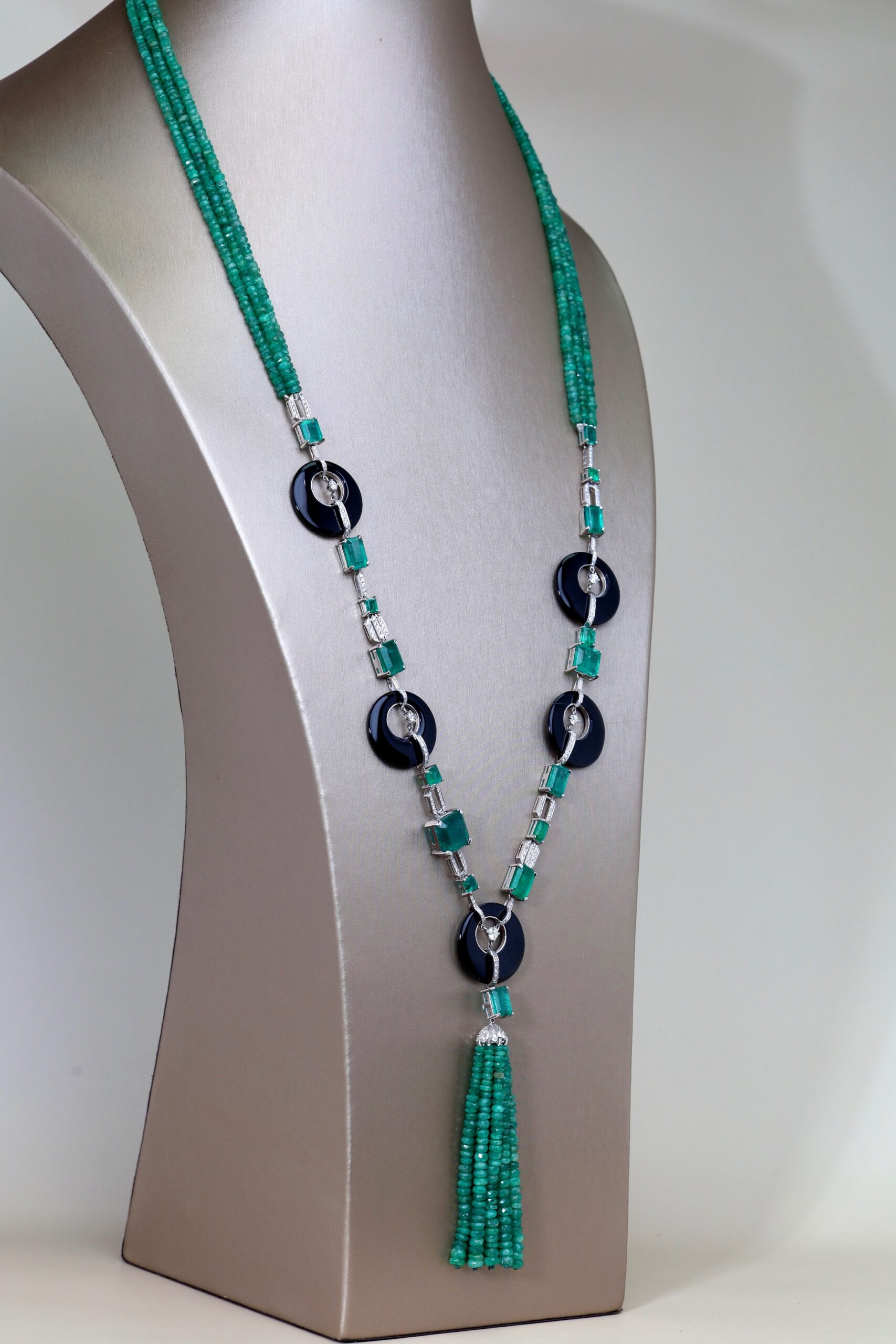 Art Deco Emerald and Diamond Long Necklace in 18K White Gold - Image 4