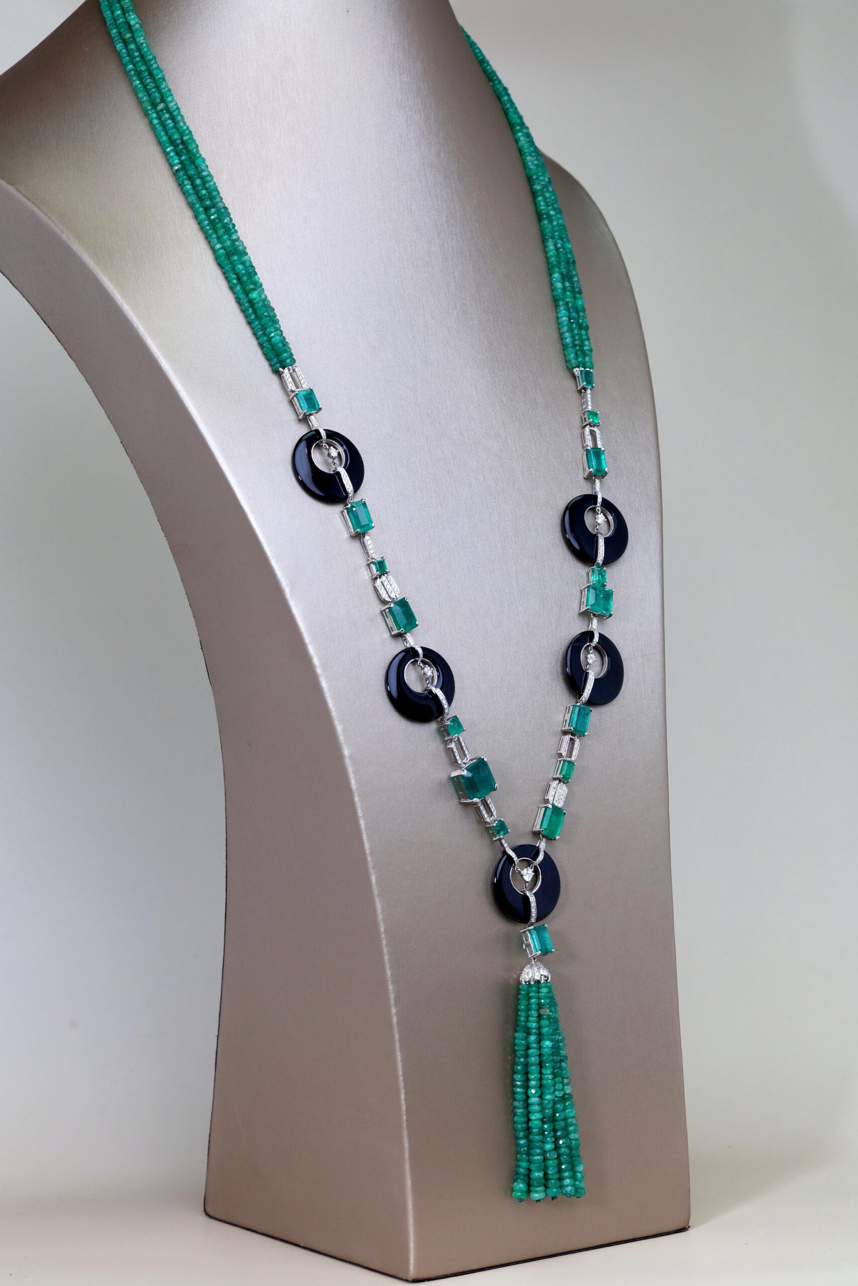 Art Deco Emerald and Diamond Long Necklace in 18K White Gold - Image 10