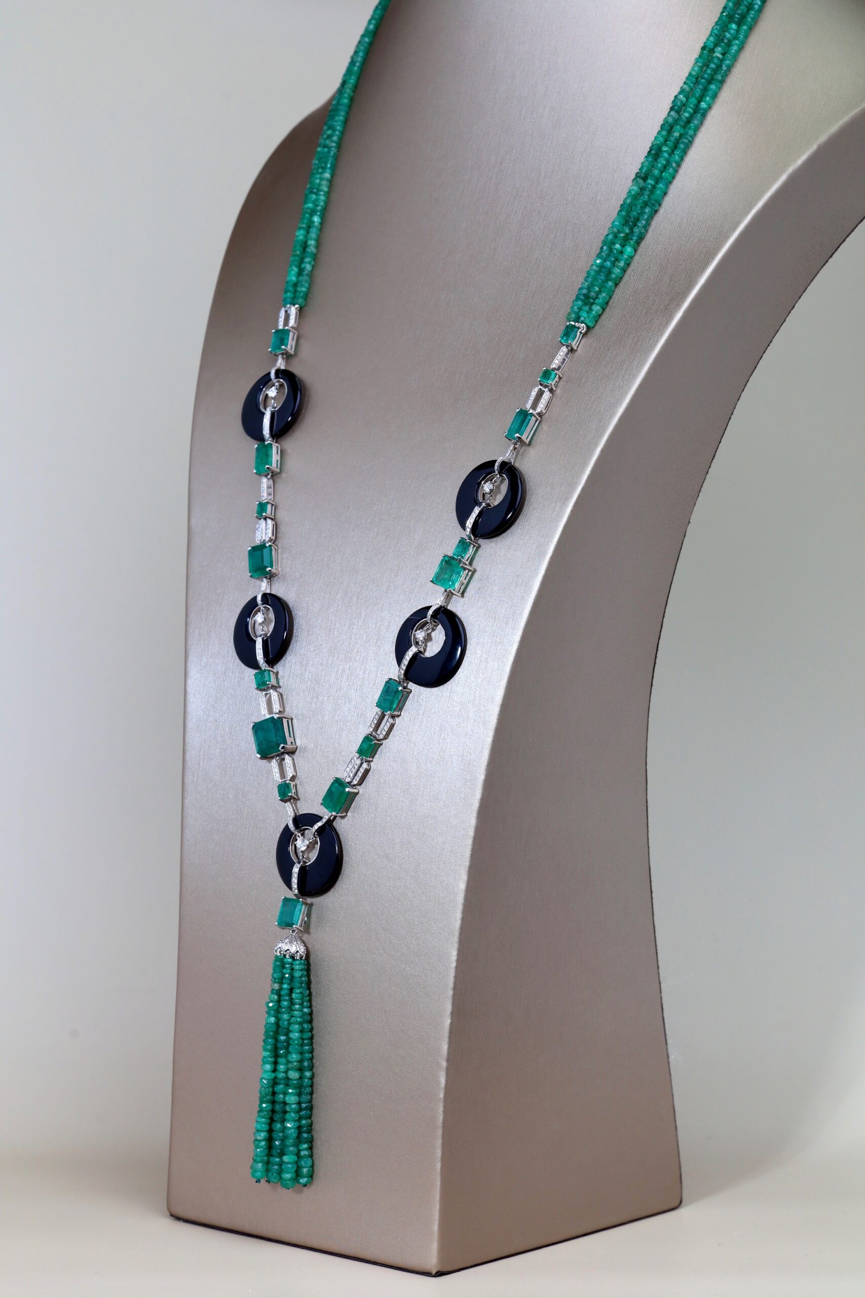 Art Deco Emerald and Diamond Long Necklace in 18K White Gold - Image 11