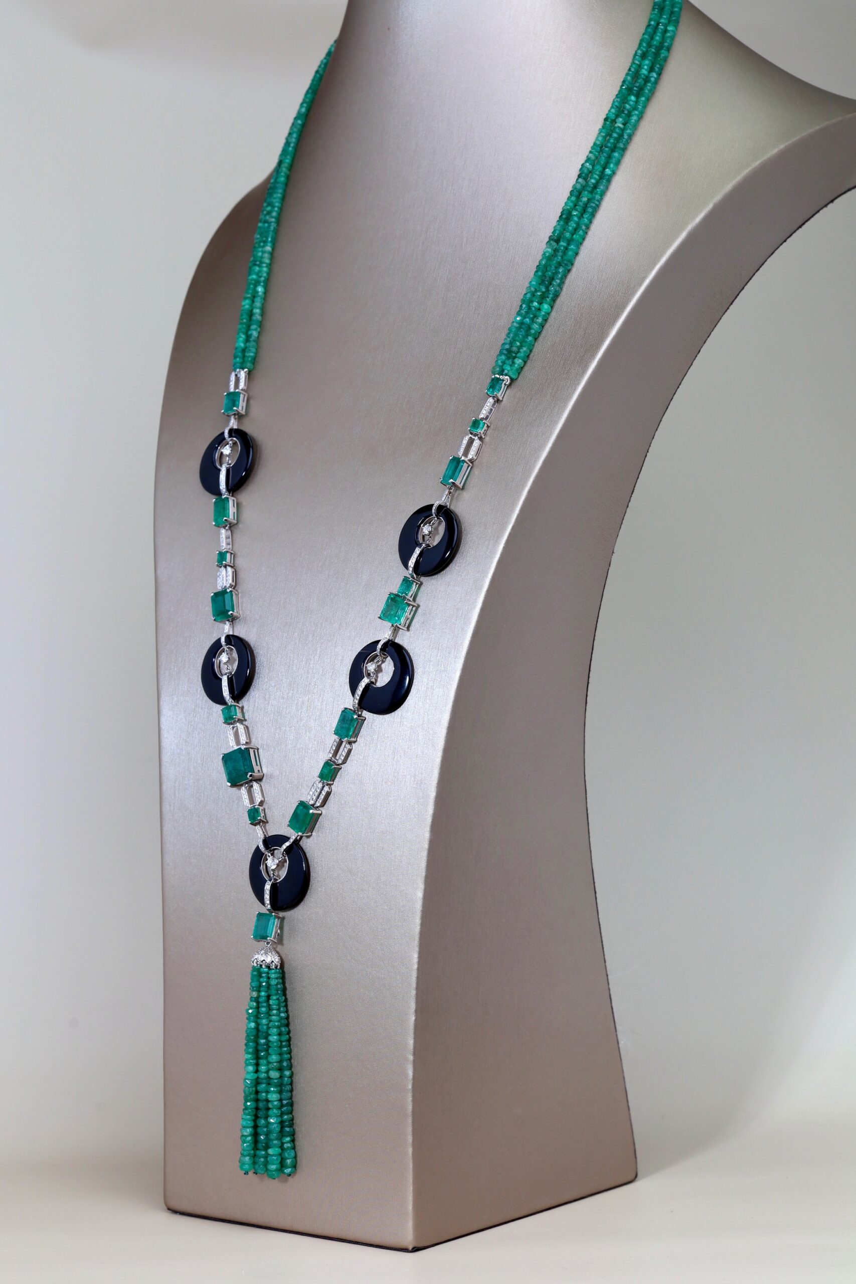 Art Deco Emerald and Diamond Long Necklace in 18K White Gold - Image 5