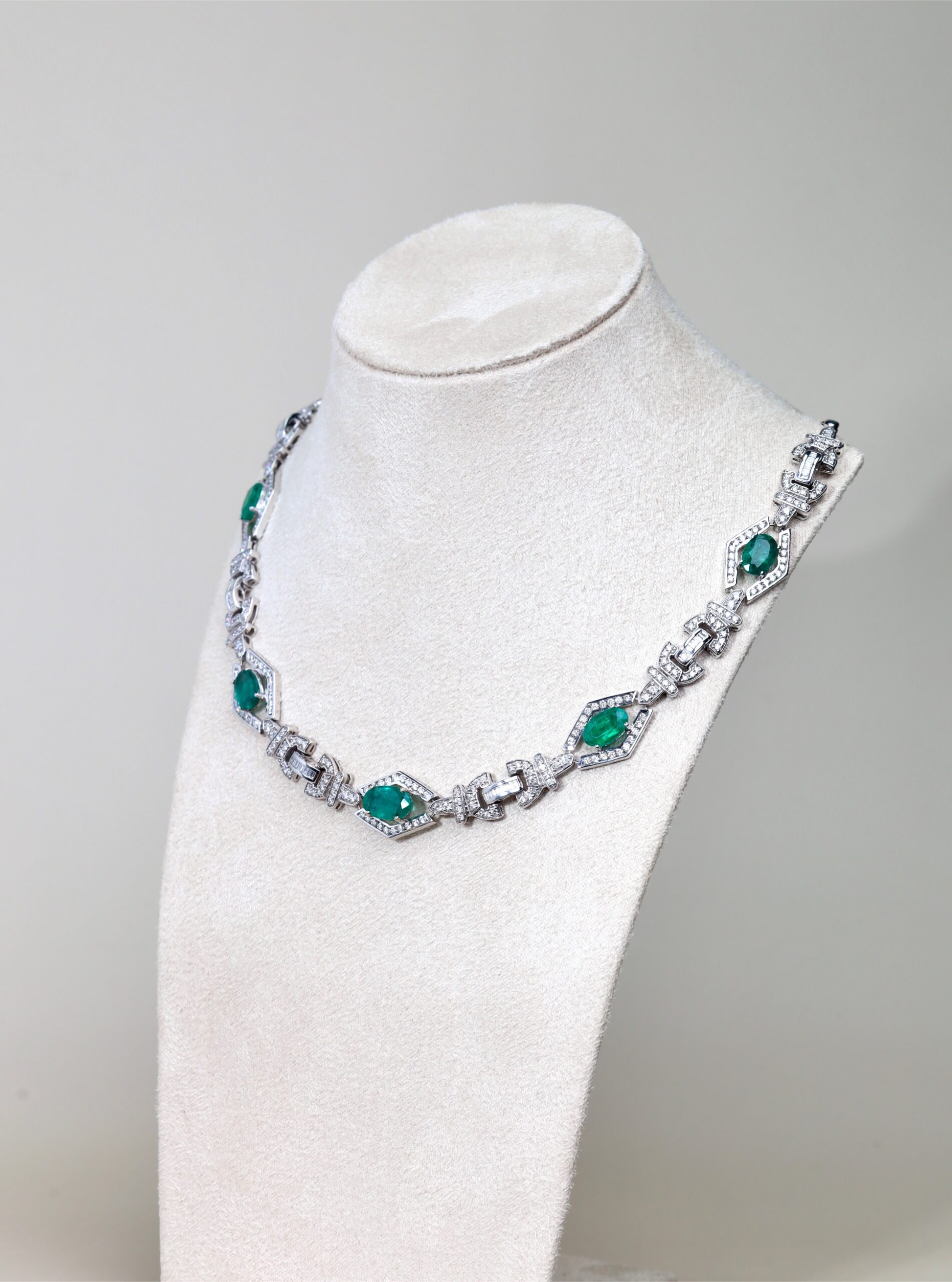14.49 Carat Oval Emerald and Diamond Necklace in 18K White Gold - Image 4