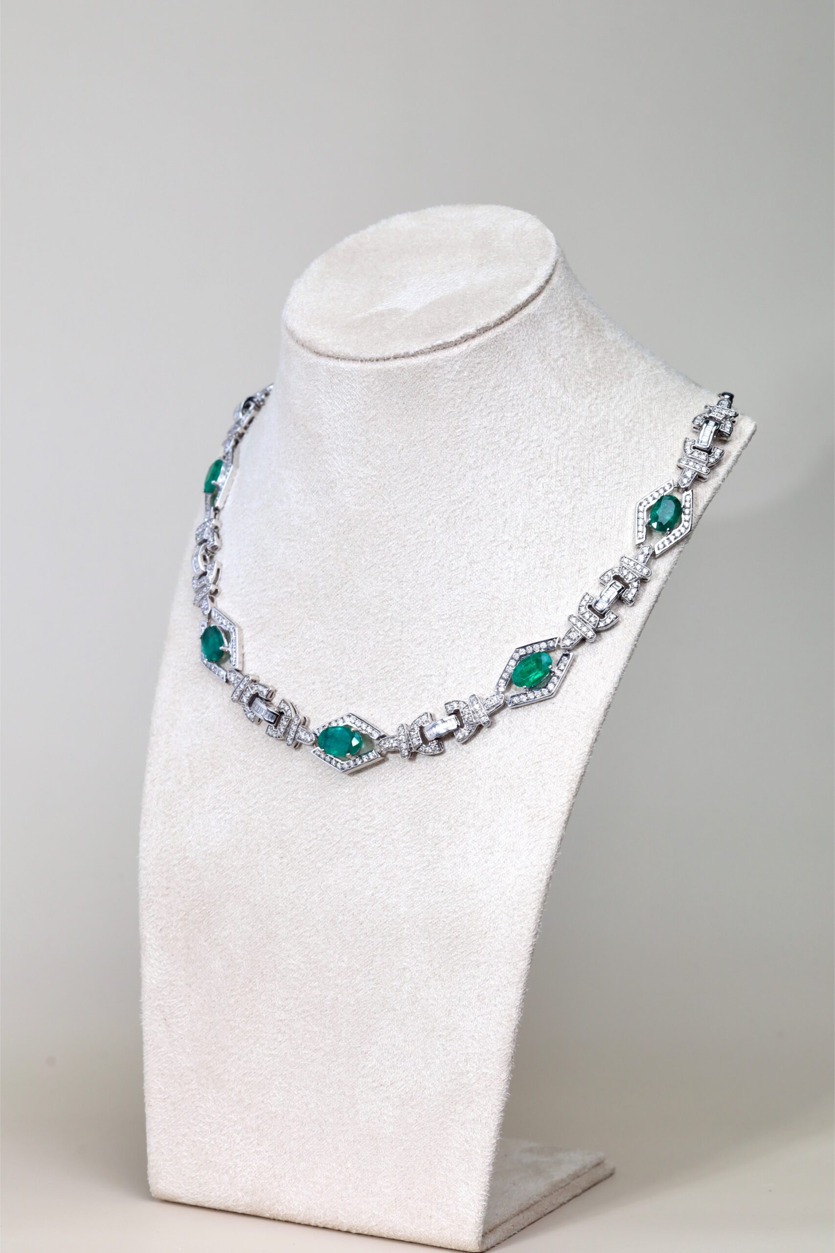 14.49 Carat Oval Emerald and Diamond Necklace in 18K White Gold - Image 2