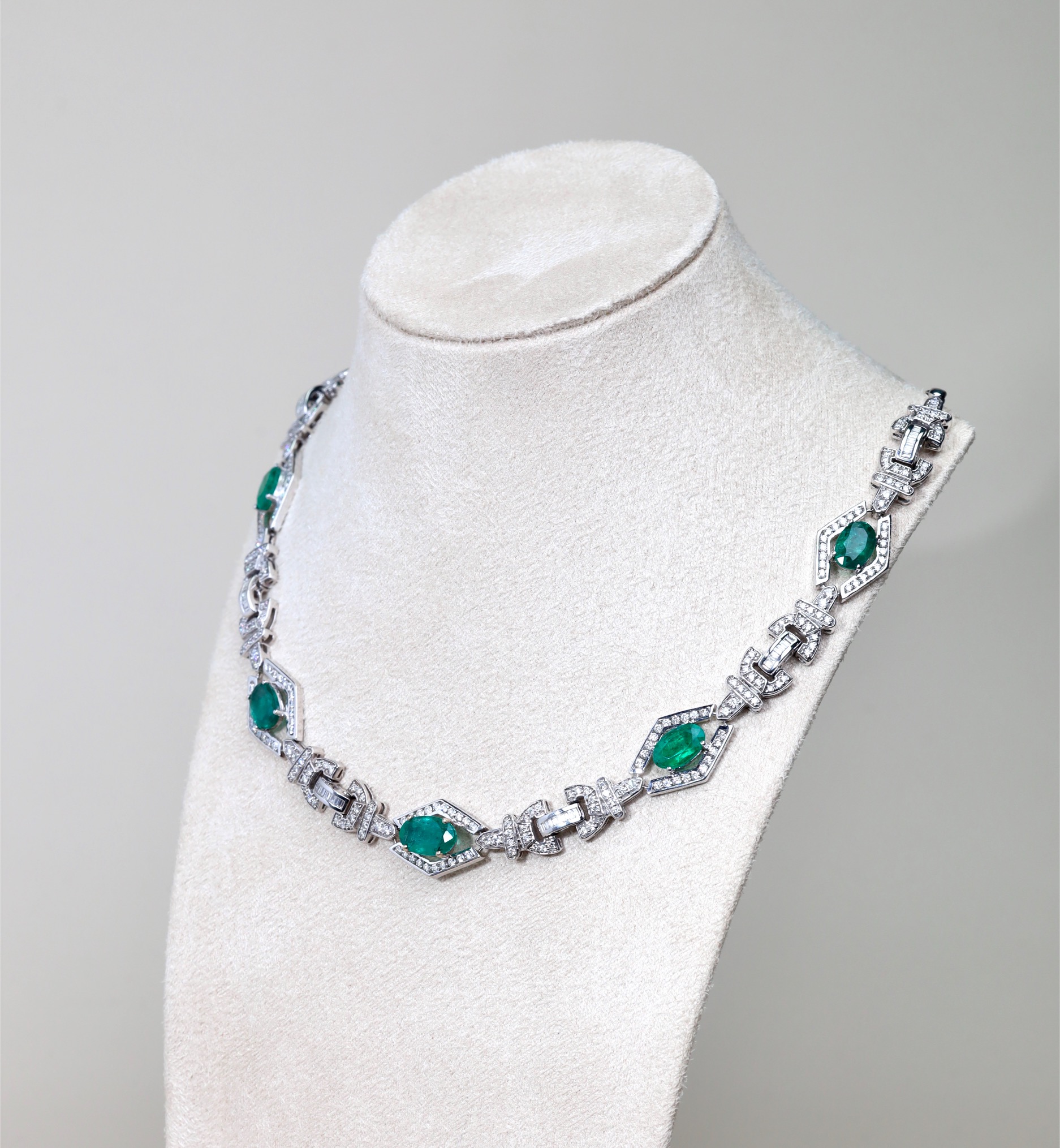 14.49 Carat Oval Emerald and Diamond Necklace in 18K White Gold - Image 6