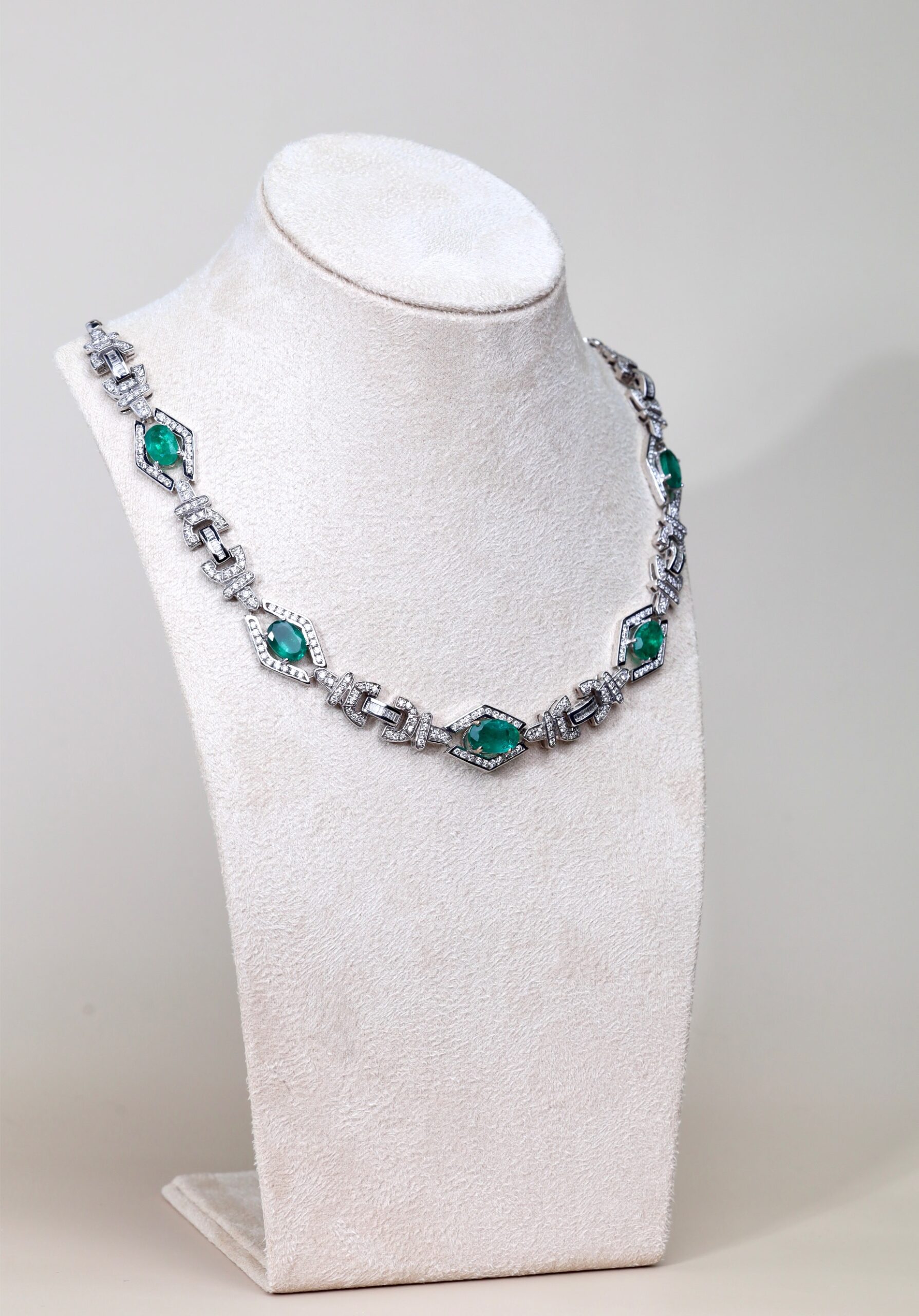 14.49 Carat Oval Emerald and Diamond Necklace in 18K White Gold - Image 3