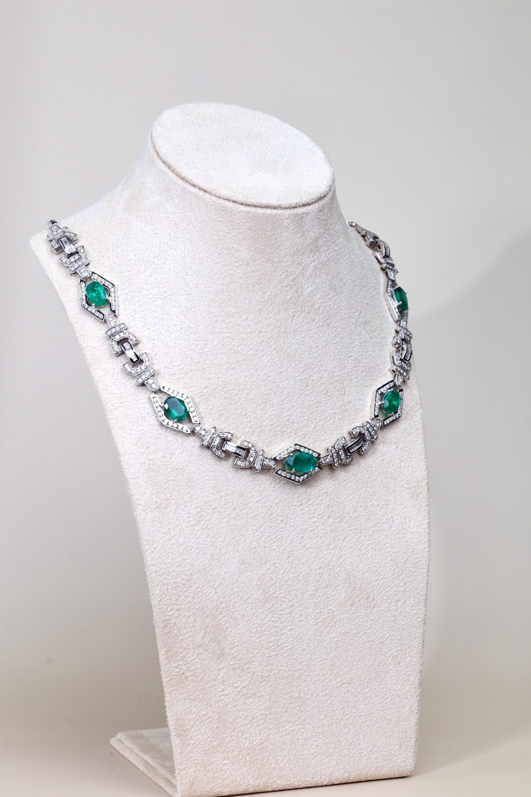 14.49 Carat Oval Emerald and Diamond Necklace in 18K White Gold - Image 7