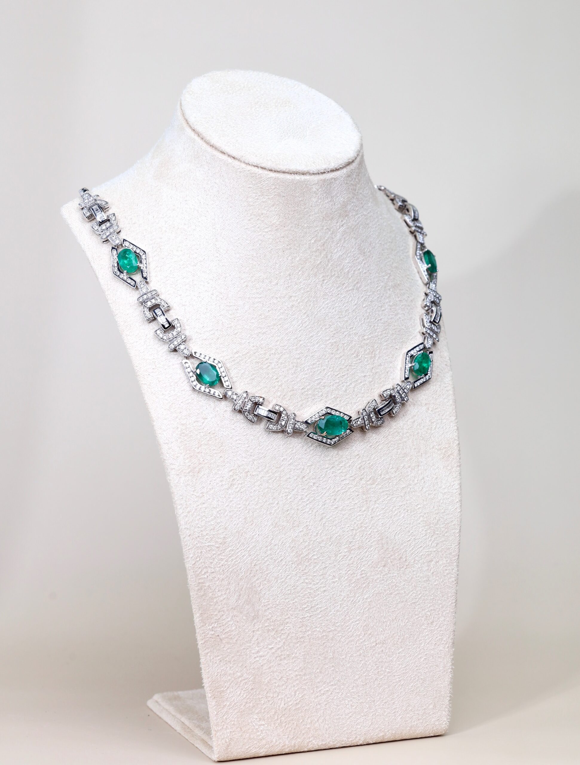14.49 Carat Oval Emerald and Diamond Necklace in 18K White Gold - Image 8