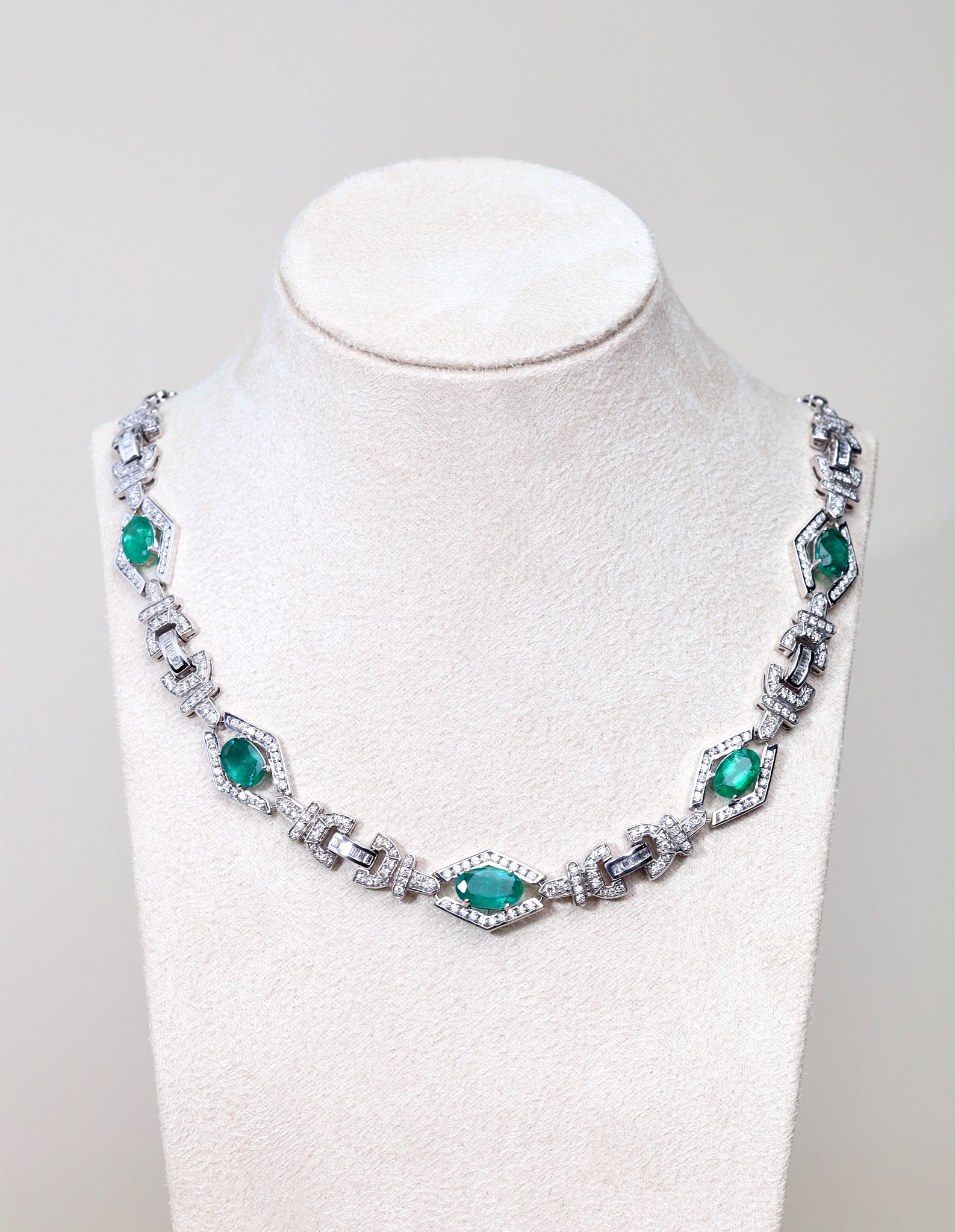 14.49 Carat Oval Emerald and Diamond Necklace in 18K White Gold - Image 5