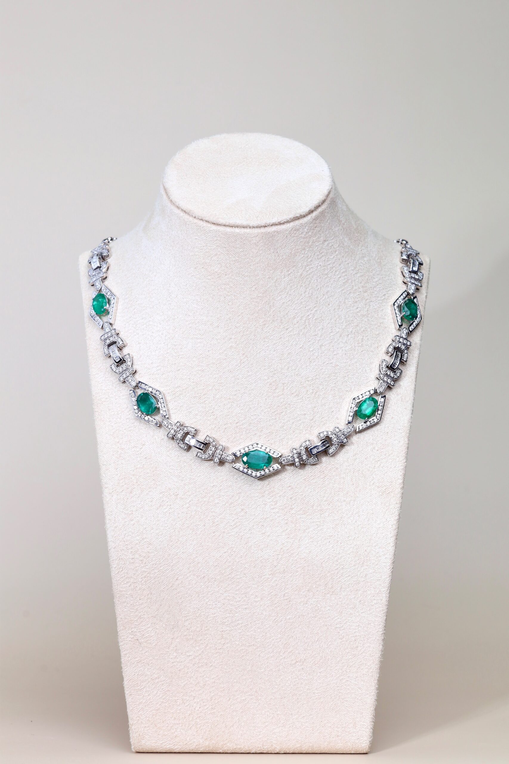 14.49 Carat Oval Emerald and Diamond Necklace in 18K White Gold - Image 9