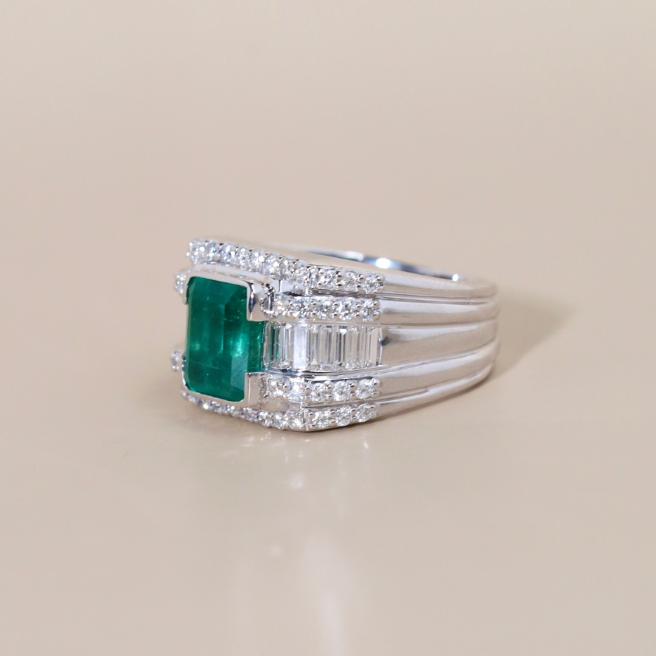 3.36 Carat Zambian Emerald and Diamond Unisex Ring in 18K White Gold - Image 6