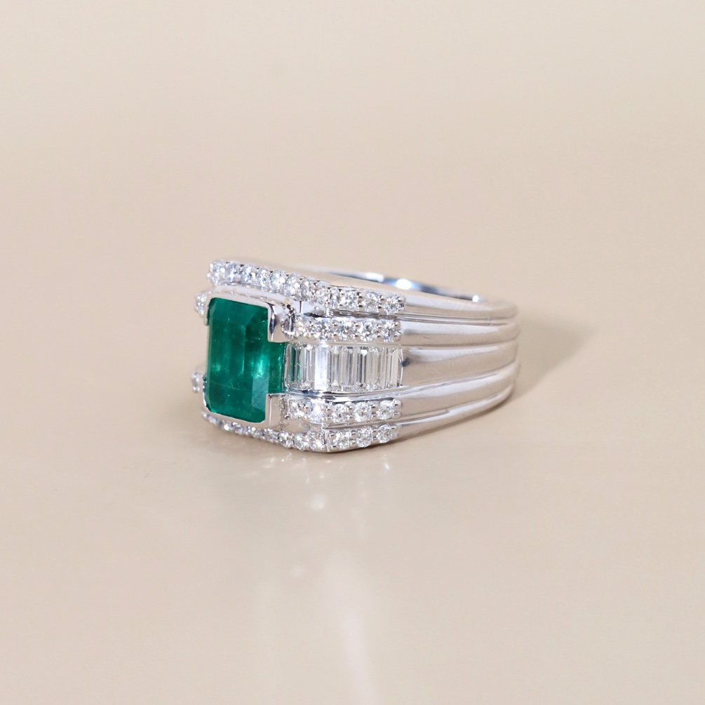 3.36 Carat Zambian Emerald and Diamond Unisex Ring in 18K White Gold - Image 5