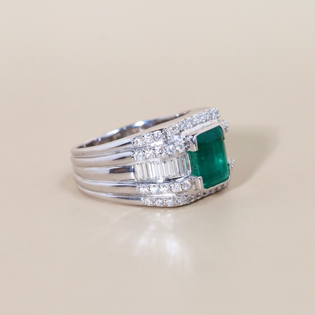 3.36 Carat Zambian Emerald and Diamond Unisex Ring in 18K White Gold - Image 4