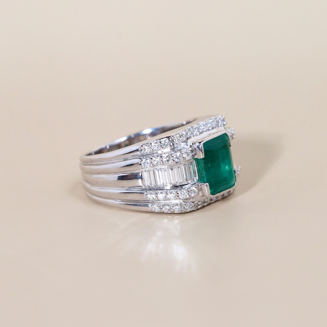 3.36 Carat Zambian Emerald and Diamond Unisex Ring in 18K White Gold - Image 3