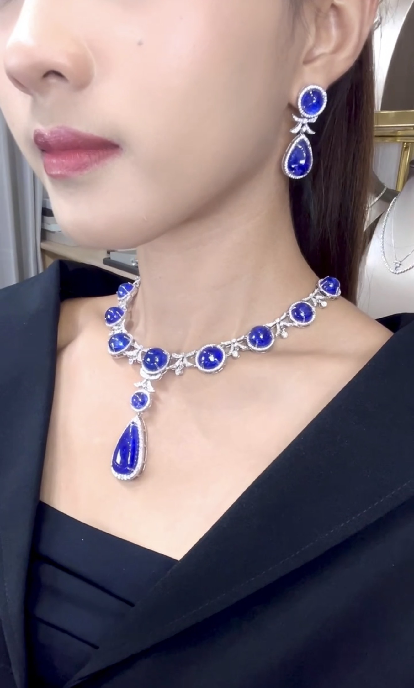 128.55 Carat Tanzanite and Diamond Necklace with Detachable Pendant in 18K White Gold - Image 11