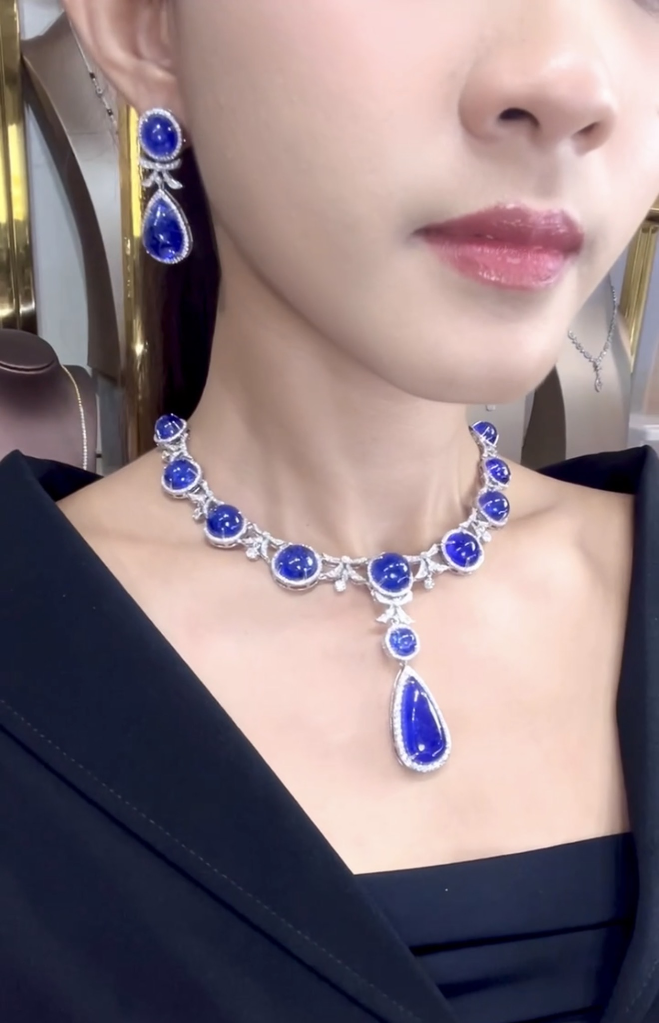 128.55 Carat Tanzanite and Diamond Necklace with Detachable Pendant in 18K White Gold - Image 12